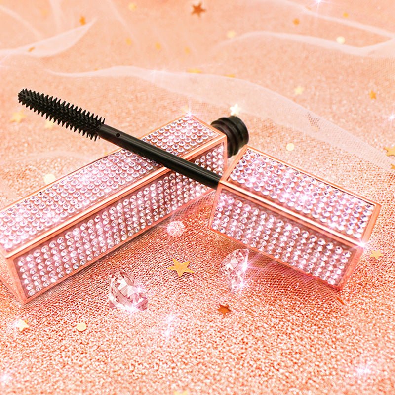 Long, shiny and warbling mascara. - Mama Lifestyles